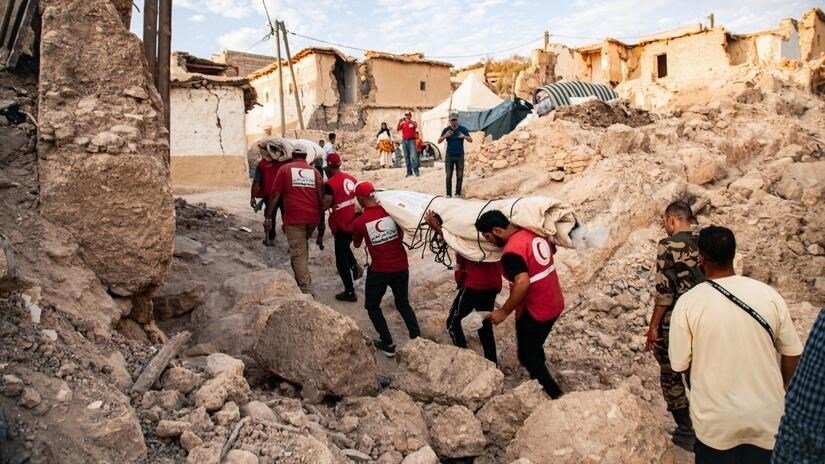 Moroccan Red Crescent and Qatar Red Crescent volunteers deliver supplies in Tamaloukte village. Photo: IFRC/Benoit Carpentier