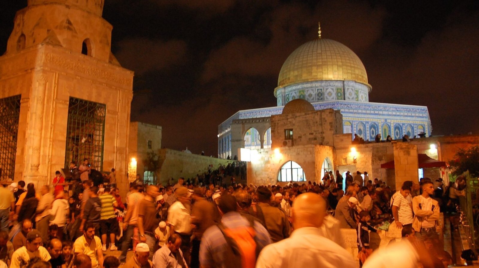 Taraweeh prayers at Al-Aqsa draw huge congregations of the Muslim faithful (Photo: M Asser)